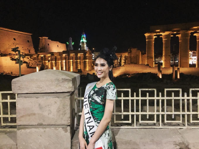 Tường Linh bên các hoạt động bên lề cuộc thi.