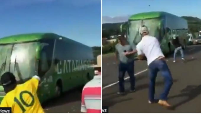 Màn ném gạch đá, trứng thối thể hiện sự phẫn nộ của CĐV Brazil đối với các cầu thủ.