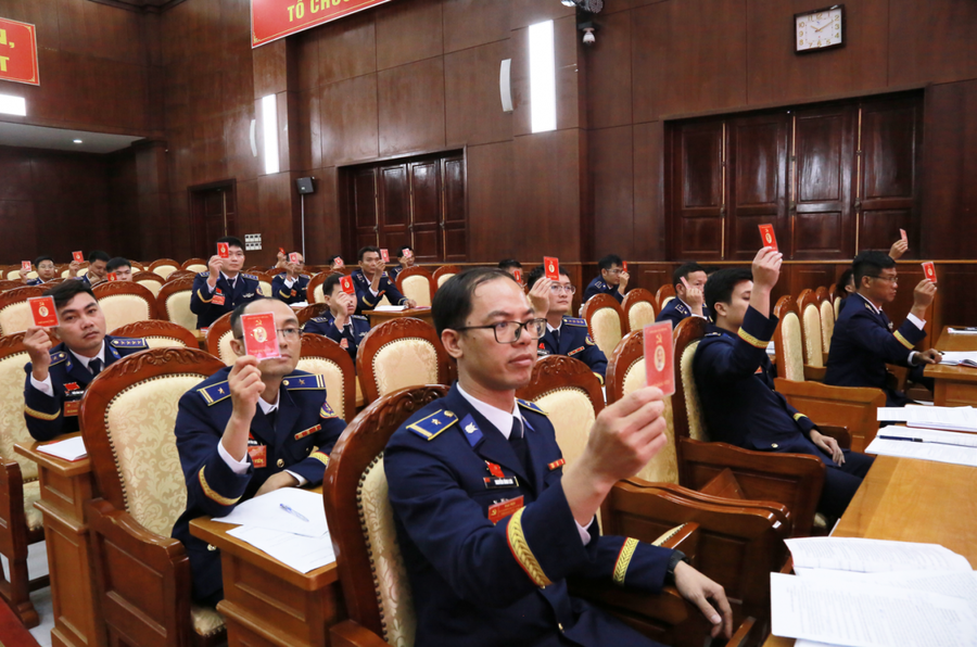 Các đại biểu biểu quyết, nhất trí cao với nghị quyết Đại hội.