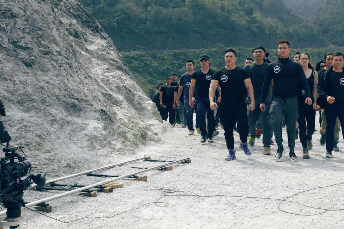 Đạo diễn Lương Đ&igrave;nh Dũng mang 100 diễn vi&ecirc;n đi bộ 100km để casting cho phim h&agrave;nh động 587