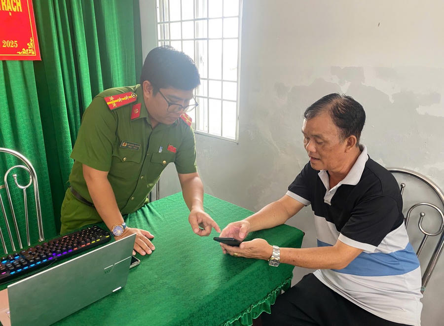 Cán bộ Công an phường Vĩnh Trạch tận tụy đồng hành cùng người dân đến tận đêm khuya, trực tiếp trao quà và hướng dẫn công dân nhận quà Tết Độc lập qua ứng dụng VNeID.