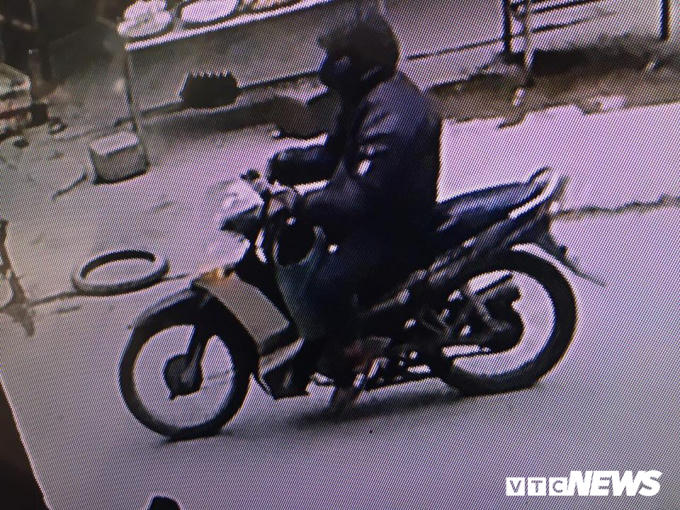 Hình ảnh tên Trình đi xe máy một mình được camera nhà dân ghi lại.