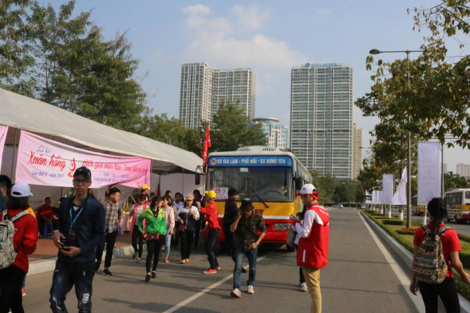 Những chuyến xe "cần mẫn" phục vụ các bạn trẻ hiến máu trong lễ hội năm nay.