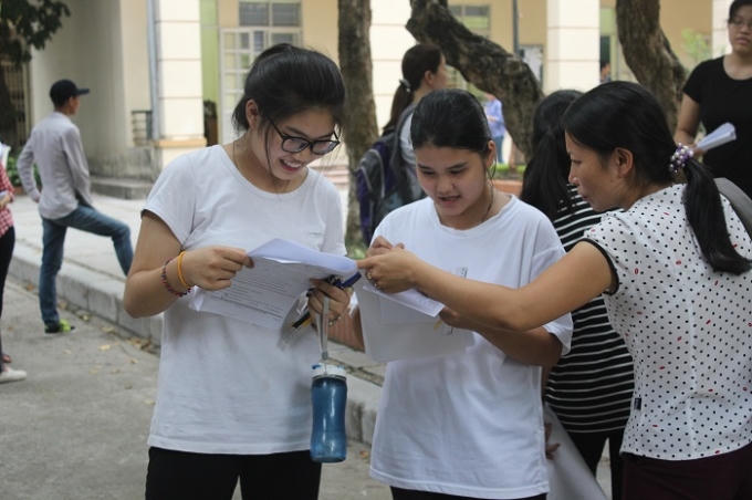 Ra khỏi phòng thi, các thí sinh cùng nhau tìm đáp án đúng cho môn Năng khiếu báo chí. (Ảnh: Thảo Nguyên).