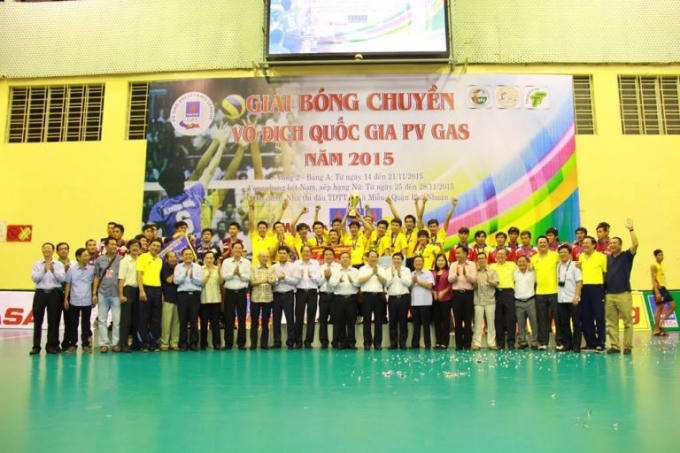 Ông Nguyễn Thành Phong, Phó Bí thư-Chủ tịch UBND TP.HCM (người thứ 2 từ phải qua, hàng đầu) hoan hỉ với cúp vô địch của Maseco-TP.HCM 