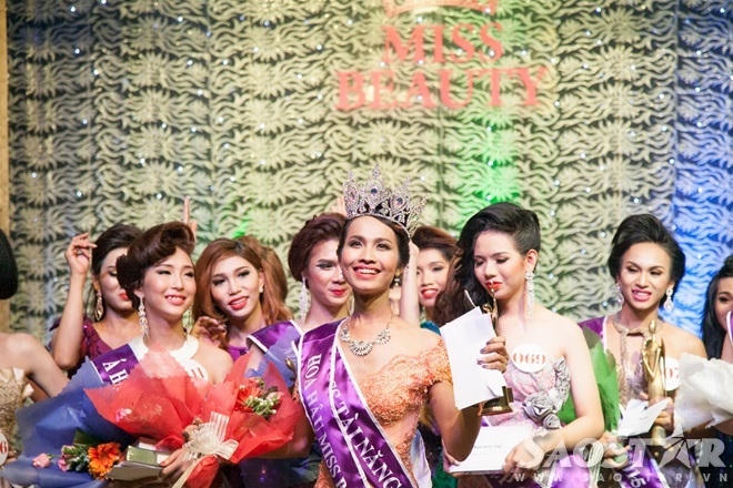 HySa B cùng 2 Á hậu hạnh phúc khi giành những giải cao của cuộc thi nhan sắc đầu tiên dành cho người người chuyển giới. Ảnh: Saostar