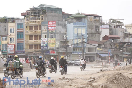 Điểm giao cắt giữa phố Lò Đúc - Trần Khát Chân luôn trong tình trạng bụi mù mịt.