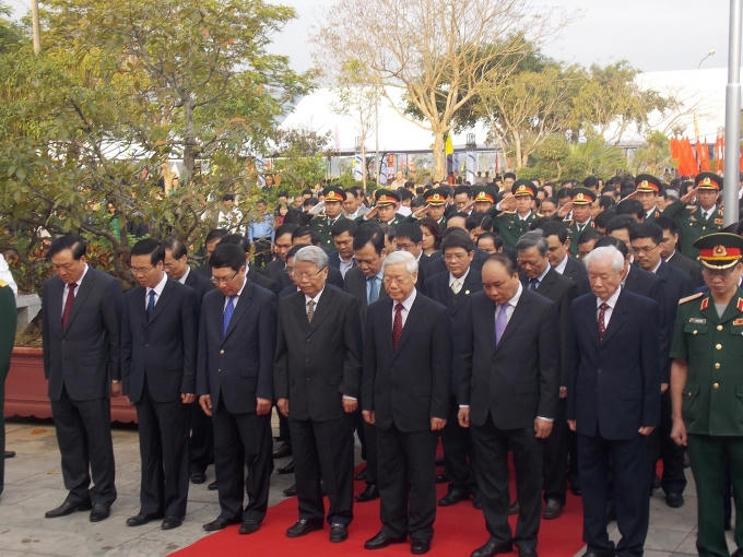 Các đồng chí lãnh đạo mặc niệm cố Thủ tướng Phạm Văn Đồng.