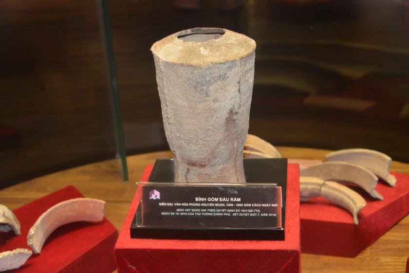 Bình gốm Đầu Rằm. Ảnh: Quang Hà