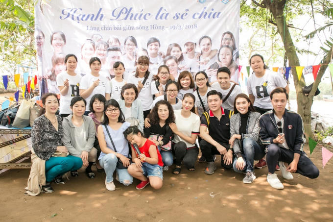 Phạm Hương, Tường Linh &acirc;n cần thăm hỏi người d&acirc;n b&atilde;i giữa s&ocirc;ng Hồng