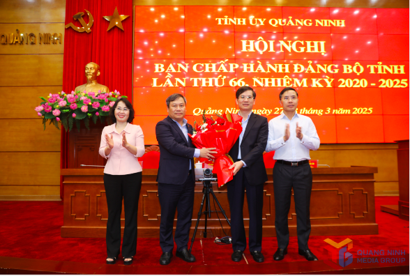 Thay mặt BCH Đảng bộ tỉnh, Thường trực Tỉnh ủy tặng hoa chúc mừng ông Vũ Quyết Tiến, tân Phó Bí thư Tỉnh ủy Quảng Ninh.