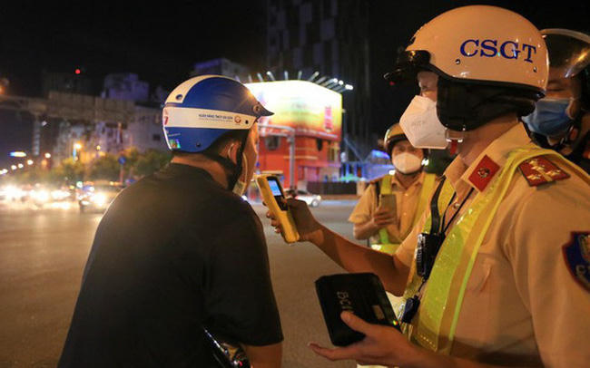 CSGT sẽ hóa trang kiểm tra nồng độ cồn gần nhà hàng, quán ăn. Ảnh minh hoạ