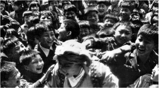 Trư Bát Giới trong vòng vây của lũ trẻ. Ảnh: internet.