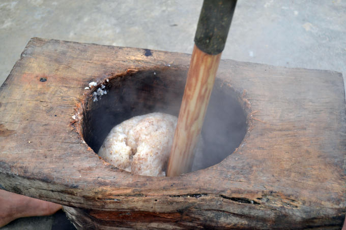 Thông thường bánh giày được chuẩn bị vào ngày 30 tháng chạp, đây là dịp mà họ hàng cùng tụ họp làm bánh.
