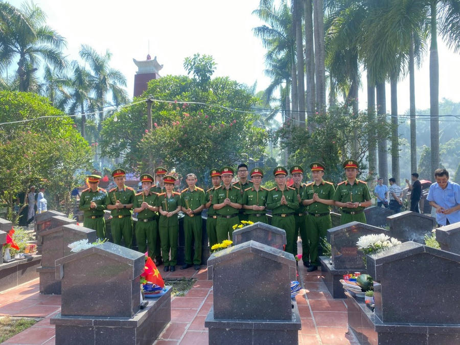 Dâng hương tưởng nhớ đồng đội