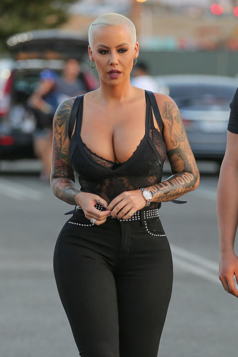 Người mẫu Amber Rose vốn nổi tiếng với vòng 1 đầy đặn tự nhiên đã từng than thở vì… “ngực bự” và muốn giảm kích cỡ vòng ngực.