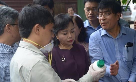 Bộ trưởng Bộ Y tế Nguyễn Thị Kim Tiến đã trực tiếp 'thị sát" tình hình tại Hà Nội.