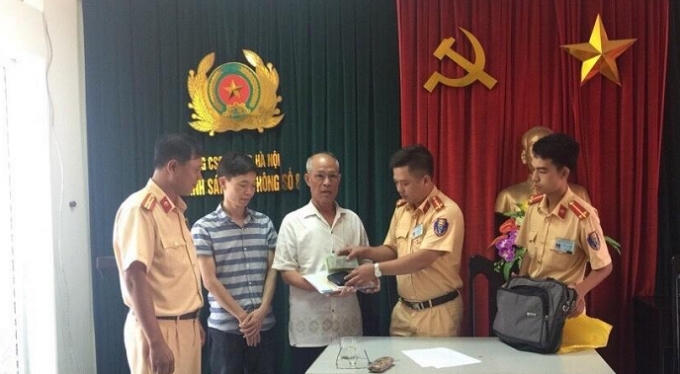 CSGT trả lại số tiền nhặt được cho người dân.