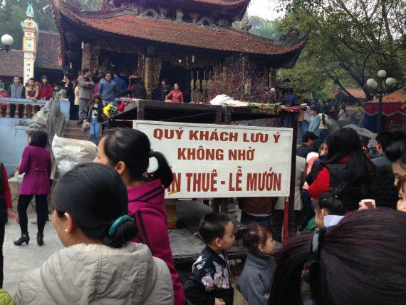 Lễ hội Đền Bà Chúa Kho năm nay đã hạn chế được nhiều nạn "chặt chém", khấn thuê lễ mướn.