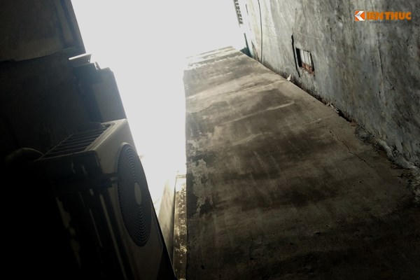 Phía trên của ngôi nhà số 33 đã nghiêng hẳn sang nhà số 35 và nhà số 35 nằm sát vào nhà số 41.