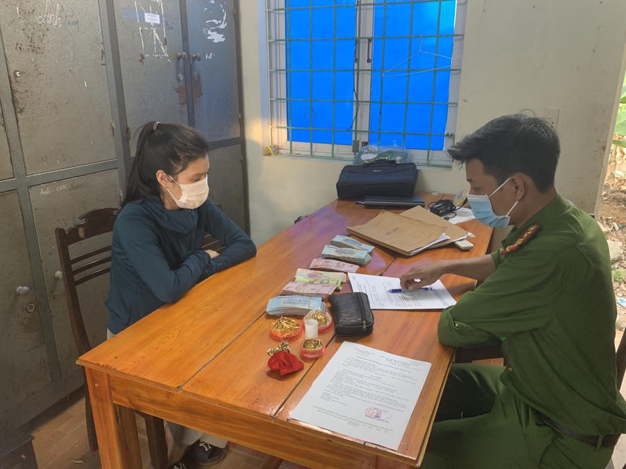 Đối tượng Hoàng Thị Hằng cùng tài sản vụ trộm tại cơ quan Công an.