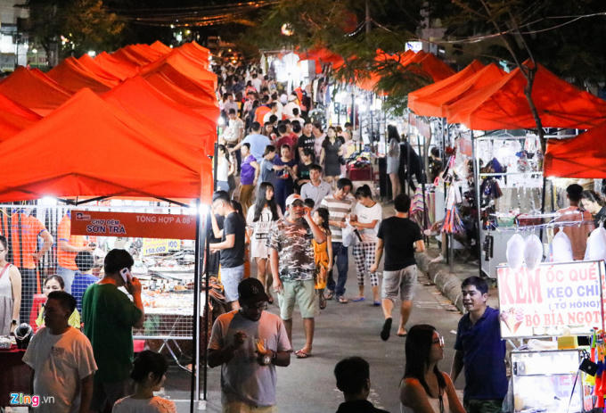 Đây là mô hình phố đi bộ, mua sắm đầu tiên ở Đà Nẵng. Phố chợ đêm có quy mô 150 gian hàng, bao gồm khu ẩm thực, hàng lưu niệm, mỹ nghệ, trang sức, thời trang… Phố hoạt động từ 18h đến 24h mỗi ngày.