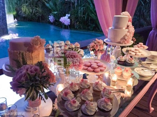 Bàn tiệc cũng được trang trí toàn hoa và nến.