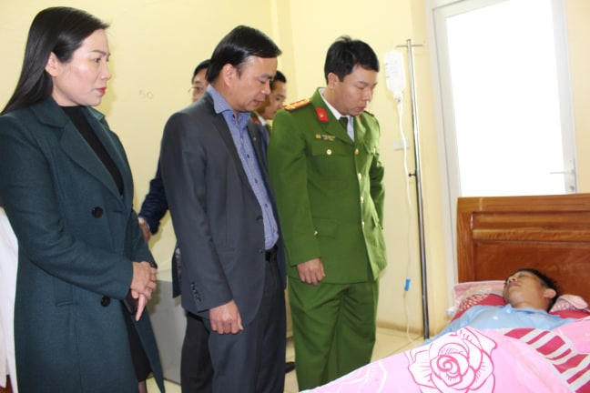 Lãnh đạo Công an tỉnh Sơn la và lãnh đạo huyện Mộc Châu thăm hỏi đồng chí Mạnh.