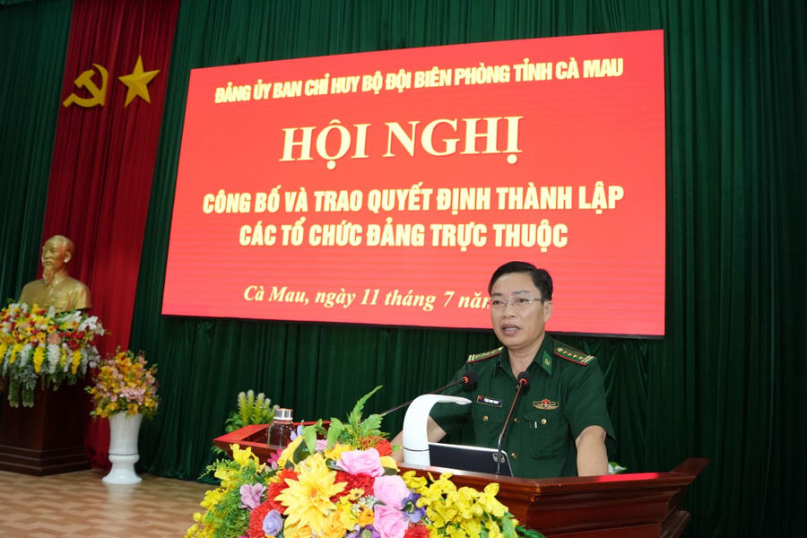 Đại tá Phạm Minh Giang - Bí thư Đảng ủy, Chính ủy Ban Chỉ huy BĐBP tỉnh Cà Mau phát biểu giao nhiệm vụ cho cho cấp ủy, chỉ huy các đơn vị.