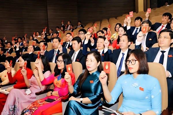 Các đại biểu biểu quyết thông qua dự thảo Nghị quyết Đại hội.