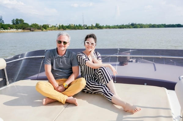 L&yacute; Nh&atilde; Kỳ khoe du thuyền triệu đ&ocirc;, dẫn nh&agrave; sản xuất Ph&aacute;p dạo s&ocirc;ng S&agrave;i G&ograve;n