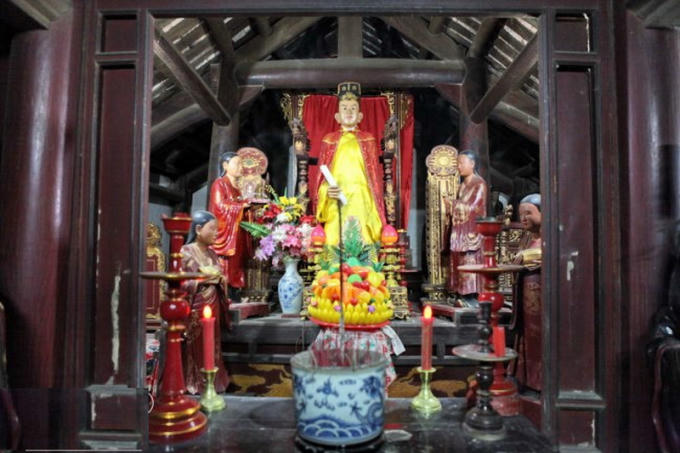 Ban thờ Đức Thánh Linh Lang đại vương.