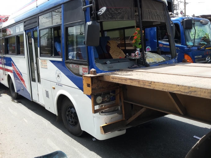 Các phương tiện dính chặt vào nhau.