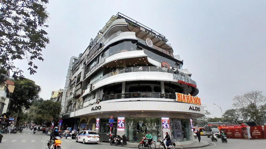 Cơ quan chức năng cũng đề nghị người dân, du khách không dừng đỗ xe, tập trung đông người, “check-in” dưới lòng đường trước tòa nhà “Hàm cá mập”.