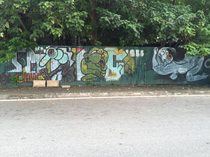 Những nét vẽ Graffiti gây phản cảm dọc con đường Quảng Khánh.