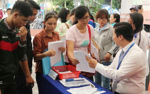 Các trường thi nhau hạ điểm để mong tuyển đủ chỉ tiêu.