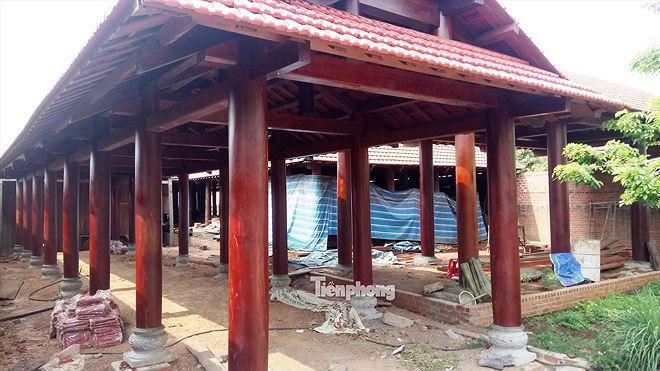 Một góc nhỏ căn nhà gỗ “khủng” của ông Quyến ở đường Nguyễn Văn Trỗi.