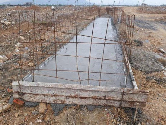 Bên trong dự án, nhiều hạng mục được thi công cầm chừng, sắt thép ngổn ngang.