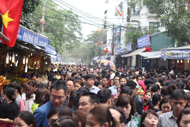 Ngay từ sáng ngày 20/2 (mùng 5 Tết), ngày nghỉ cuối cùng của dịp Tết Nguyên đán, hàng vạn người đã đổ về phủ Tây Hồ để cầu tài lộc, bình an khiến cho mọi ngả đường dẫn về phủ trở nên quá tải. Ngay từ cổng vào, biển người phải chen chân, nhích từng chút một.