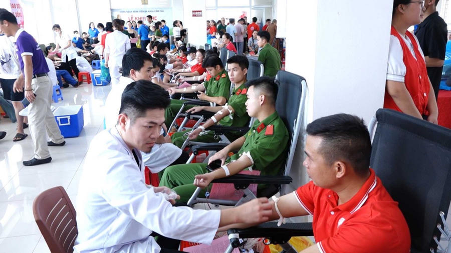 Đông đảo đoàn viên, thanh niên, hội viên và nhân dân đăng ký tham gia hiến máu tình nguyện
