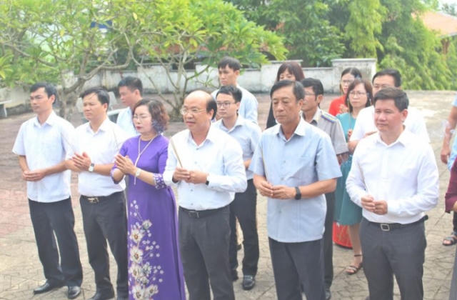 Thứ trưởng Phan Chí Hiếu dâng hương tại Khu di tích lịch sử Bộ Tư pháp