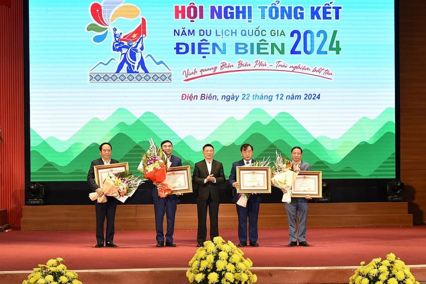 Thay mặt lãnh đạo Chính phủ, Phó Thủ tướng Hồ Đức Phớc trao Bằng khen của Thủ tướng Chính phủ cho các tập thể, cá nhân của tỉnh Điện Biên. Ảnh: VGP