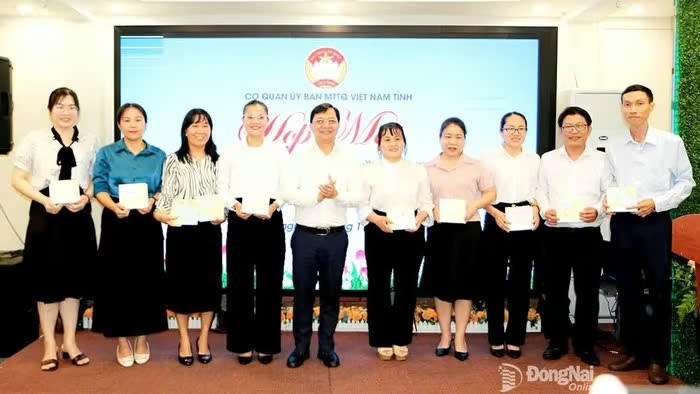 Phó Chủ tịch Thường trực Ủy ban MTTQ Việt Nam tỉnh Đồng Nai Hà Anh Dũng tuyên dương các cá nhân có nhiều đóng góp trong công tác tổ chức Đại hội đại biểu MTTQ Việt Nam tỉnh Đồng Nai lần thứ I, nhiệm kỳ 2025-2030. Ảnh: Văn Truyên, Báo Đồng Nai