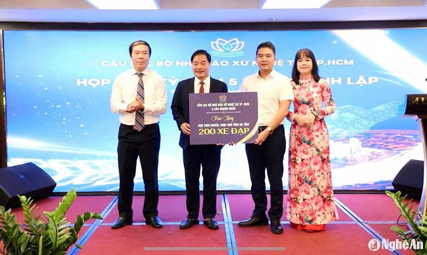 3.Đại diện CLB Nhà báo xưa Nghệ trao tặng 200 xe đạp cho học sinh nghèo tỉnh Nghệ An.