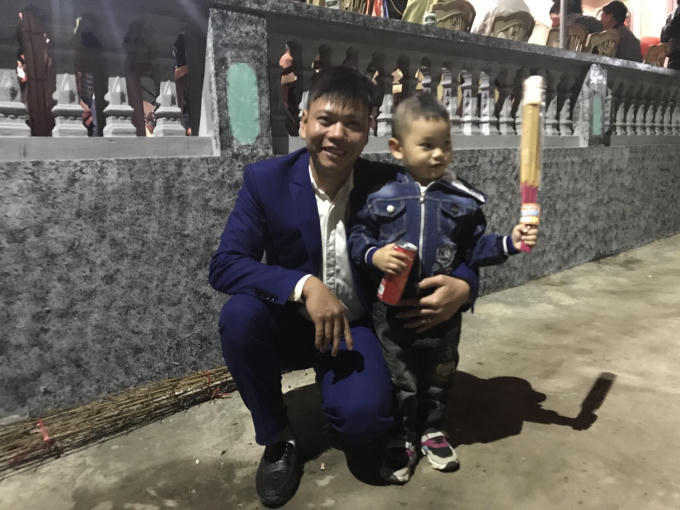 Từ người lớn, trẻ nhỏ đều tập trung tại ngôi miếu nhỏ đón thời khắc giao thừa.