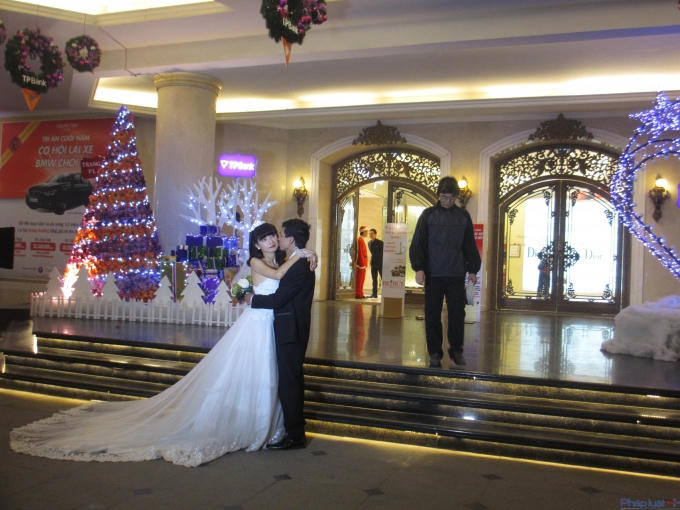 Cặp cô dâu chú rể này đang tận dụng ánh sáng lung linh để ghi lại những hình ảnh đẹp nhất cho ngày trọng đại.