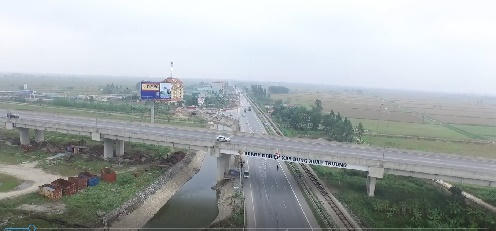 Quốc lộ 10 và cao tốc Bắc - Nam chạy qua huyện Ý Yên tạo cho địa phương nhiều thuận lợi về giao thương, phát triển kinh tế