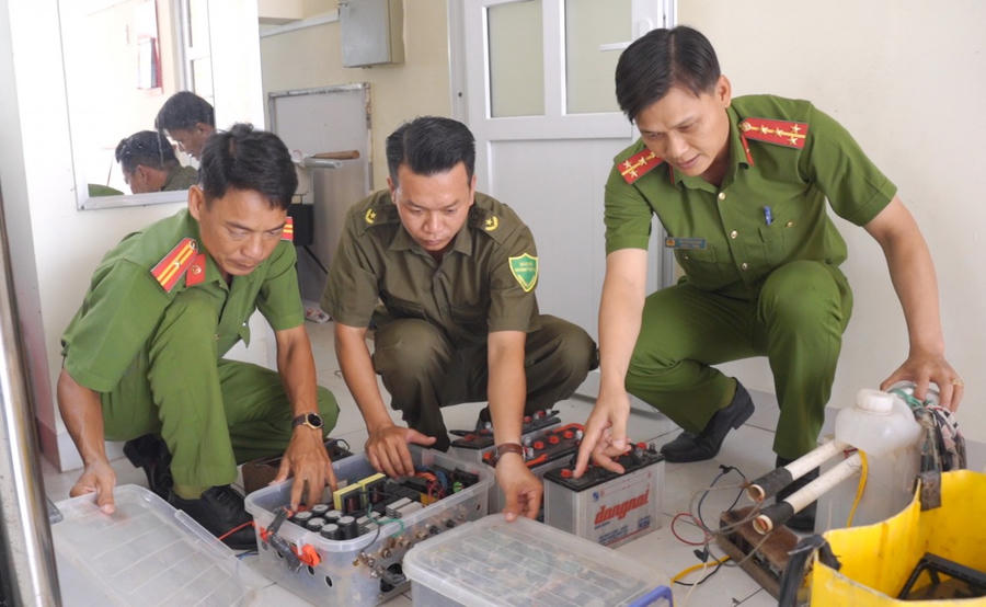 Nhờ làm tốt công tác tuyên truyền, vận động, nhiều bộ công cụ kích điện khai thác thủy sản trái phép được người dân tự nguyện giao nộp cho cơ quan Công an.