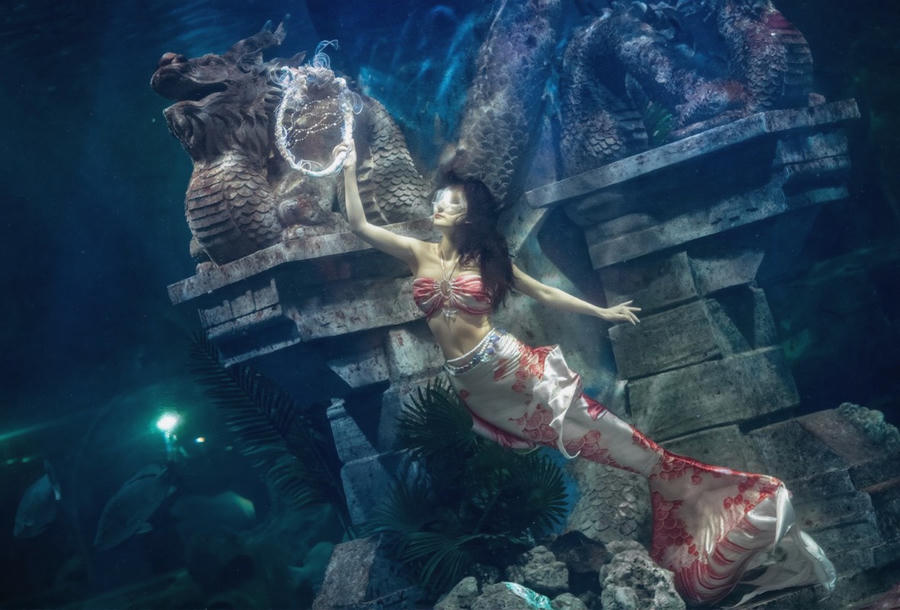 Rủi ro lớn nhất của "nàng tiên cá" là an toàn dưới nước khi trang phục bị vướng vào đá dưới thuỷ cung.