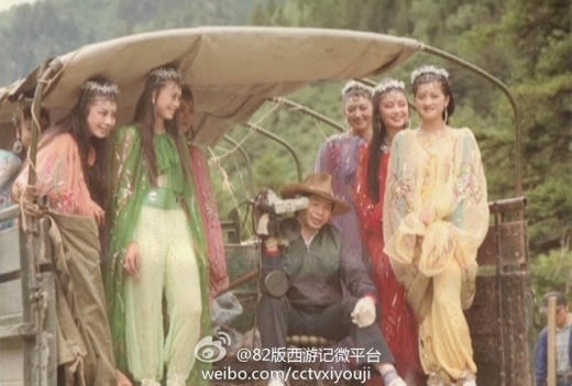 Các cô Nhền Nhện Tinh cưỡi xe trở hàng đến địa điểm quay phim. Ảnh: internet.